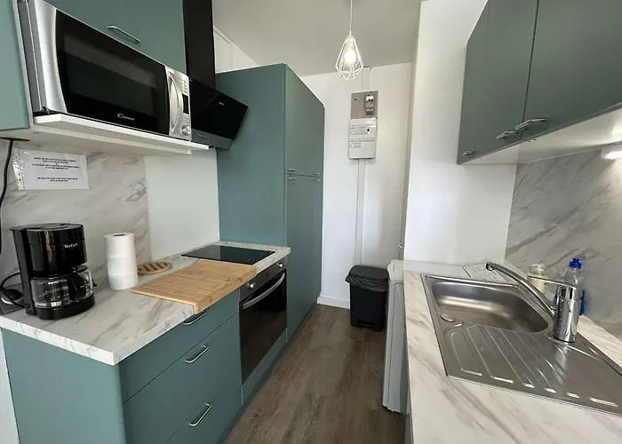 Renove 2 Pieces Avec Balcon, A 200m De La Plage, St Hilaire De Riez - Fr-1-224c-318 *